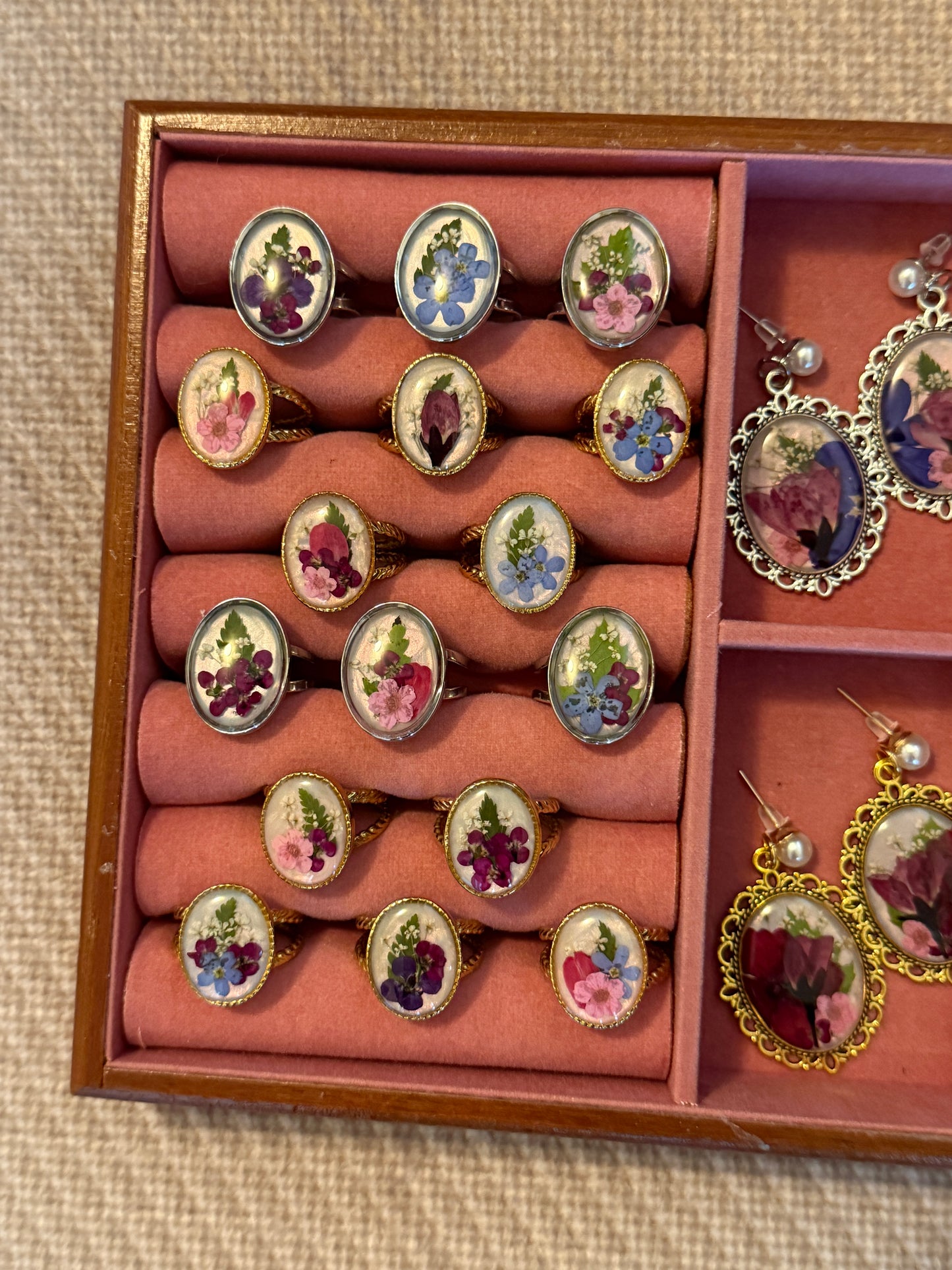 Pearlescent ring reveals