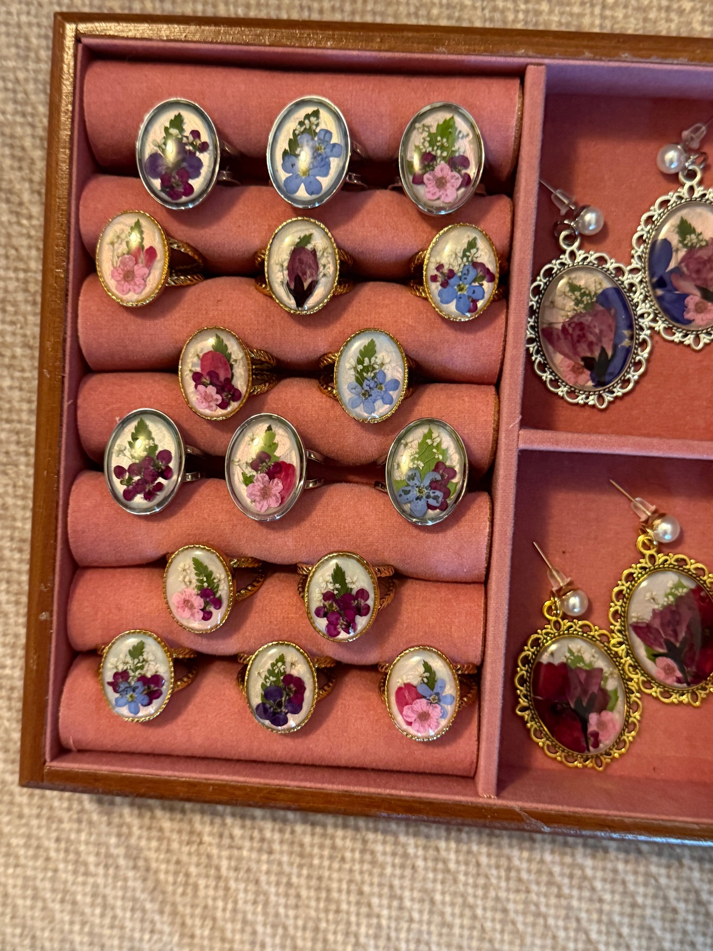 Pearlescent ring reveals