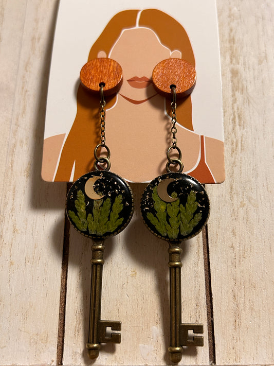 Forest Skeleton key hanging earrings (bronze)