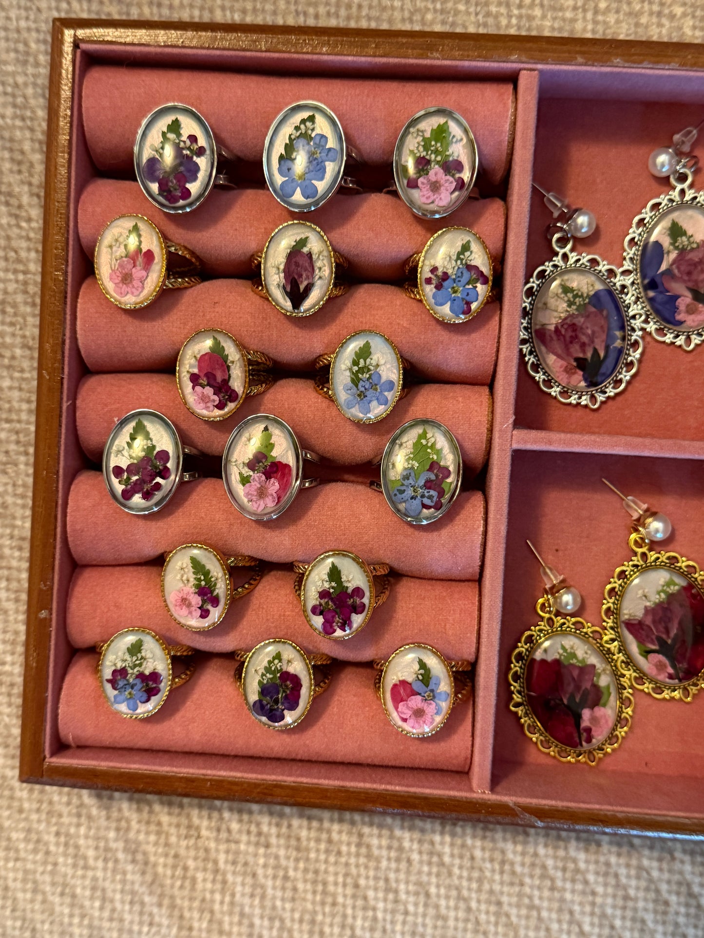 Pearlescent ring reveals