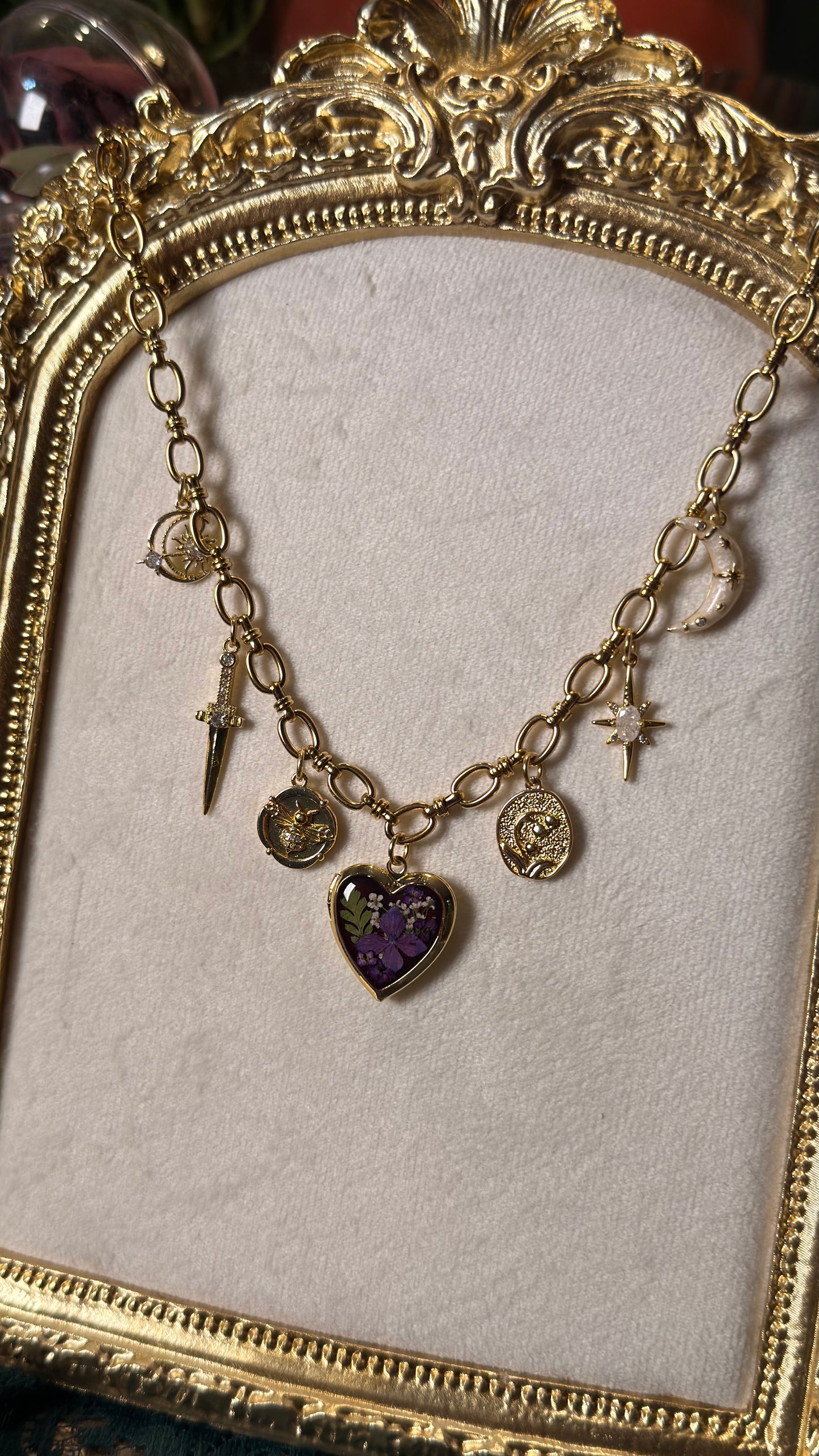 Gold locket charm necklace (g)