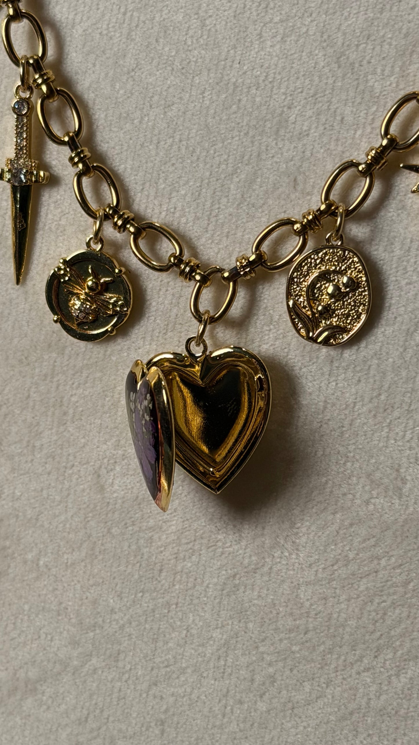 Gold locket charm necklace (g)