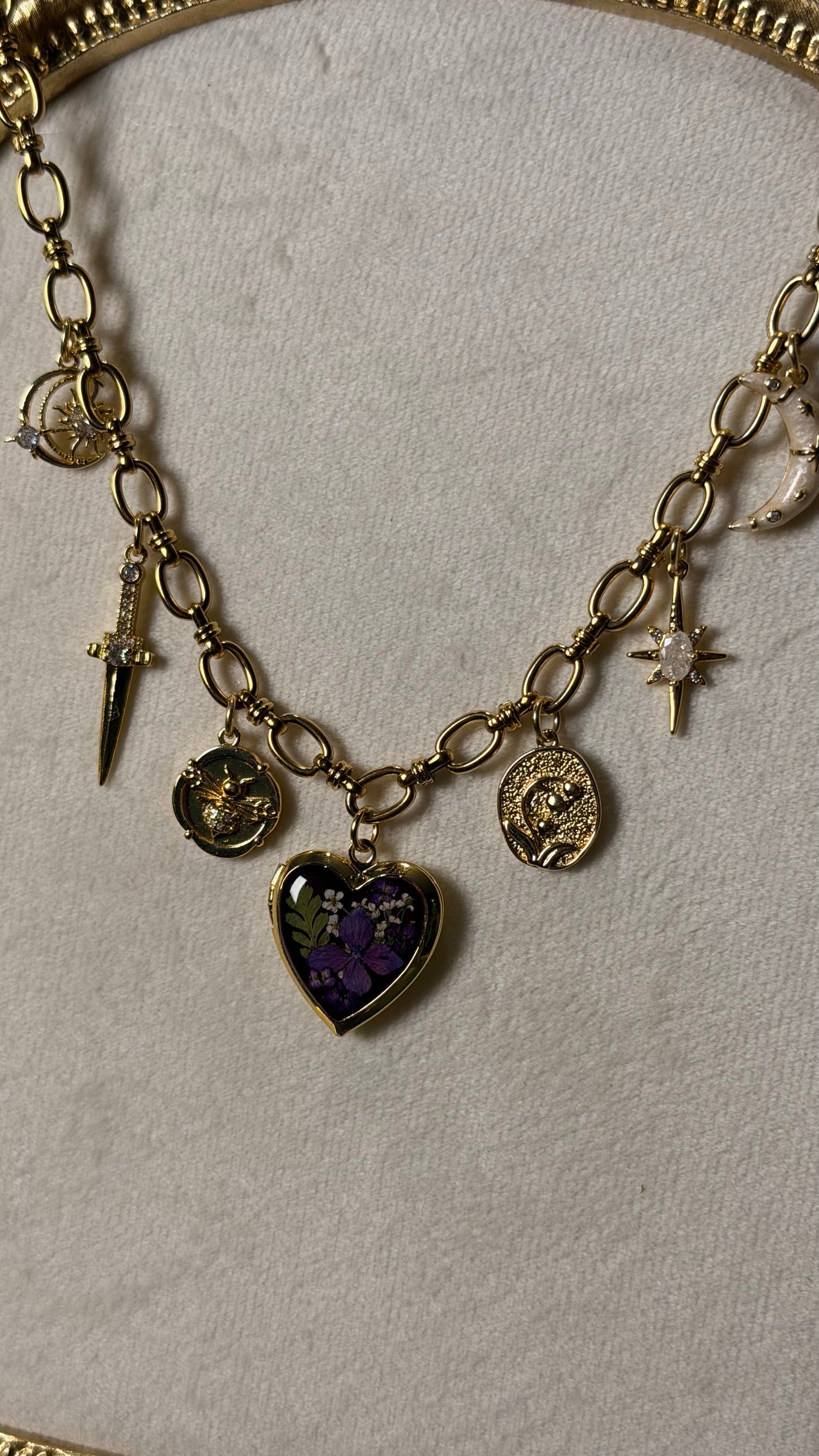 Gold locket charm necklace (g)